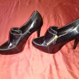 BCBG Black pumps